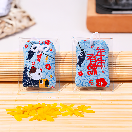 Omamori kawaii avec motif de carpe koï et chat (neko)