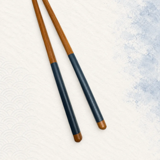 Paire de baguettes japonaises Ao en bambou brun avec manches bleu profond. Vue rapprochée.
