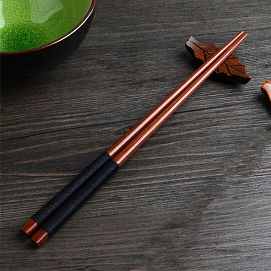 Art de la table asiatique : couverts premium en bois sombre pour déguster des sushis