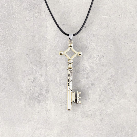 Collier en métal avec pendentif clé d'Eren Jaeger