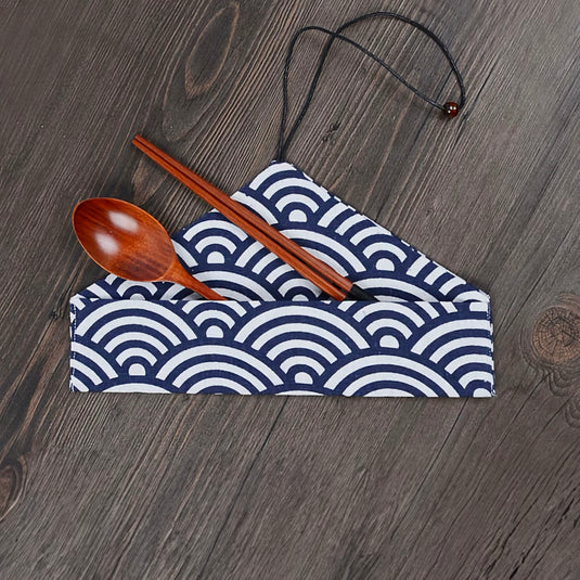 Étui porte-baguettes refermé pour pique-nique et boîte bento