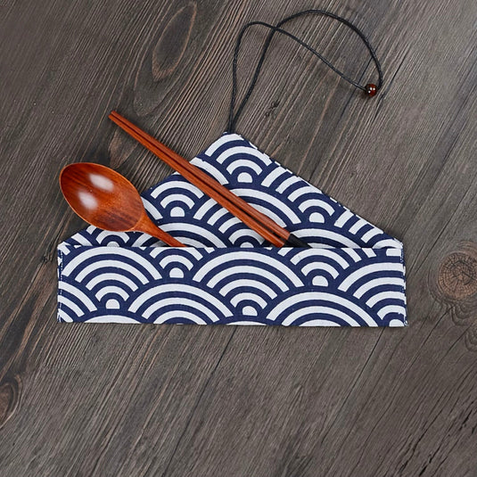 Détail du motif traditionnel japonais kujira sur l'étui en tissu