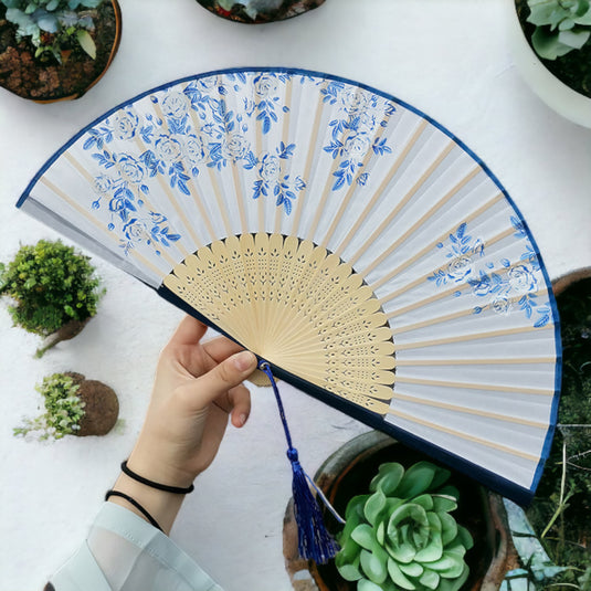 Éventail Japonais Bleu aux Motifs Floraux - Ajoutez une touche de fraîcheur à votre style avec cet éventail japonais dans des teintes bleutées, orné de motifs floraux évoquant la nature et la sérénité