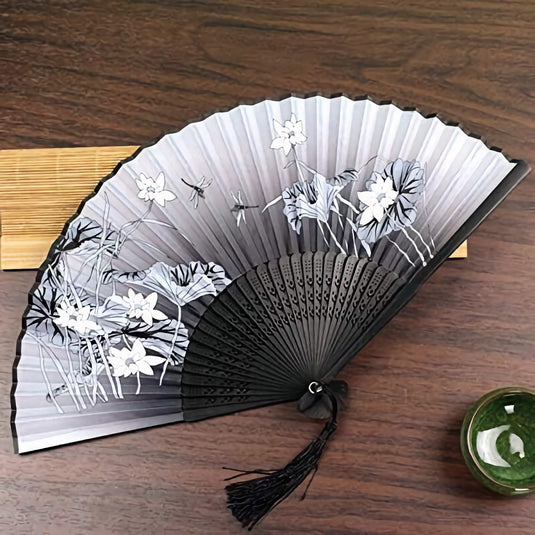 Éventail japonais noir ouvert avec élégants motifs de fleurs de Lys