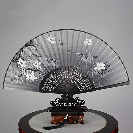 Accessoire de mode chic : éventail traditionnel nippon de couleur sombre pour femme