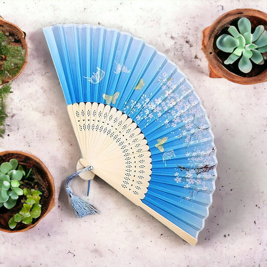 Accessoire d'été élégant : éventail nippon avec fleurs et papillons porte-bonheur