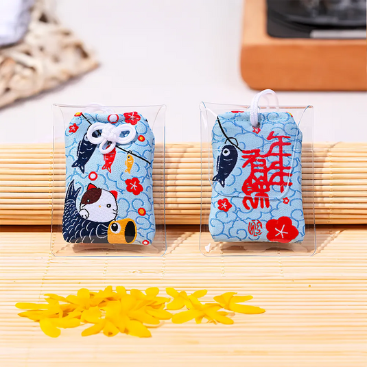 Amulette textile bleue avec chat, carpes koï et inscription chinoise