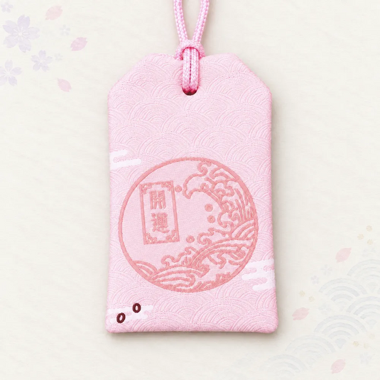 Verso de l’omamori japonais rose de bonne fortune, avec médaillon carpe koï et double cordon rose.