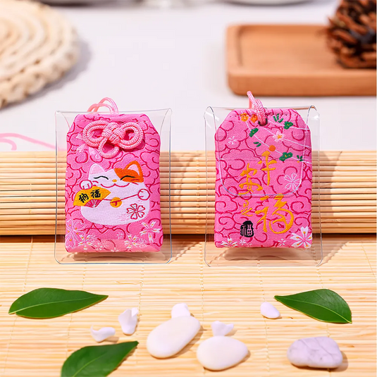 Omamori japonais rose à motif Maneki-neko, vue de face