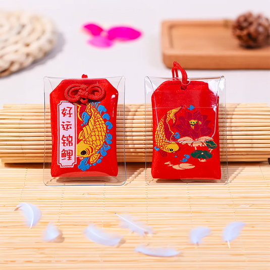 Omamori japonais rouge porte-bonheur, vue de face