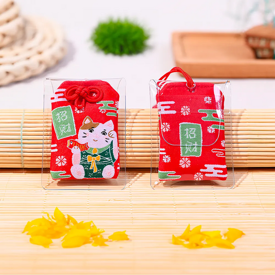 Omamori japonais rouge à motif Maneki-neko, vue de face