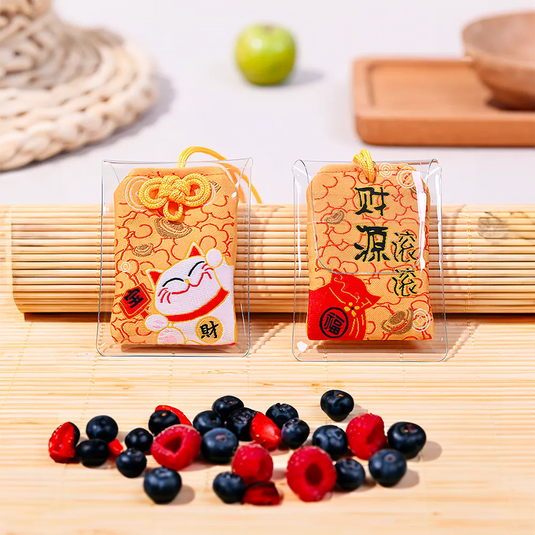 Omamori japonais orange à motif Maneki-neko, vue de face