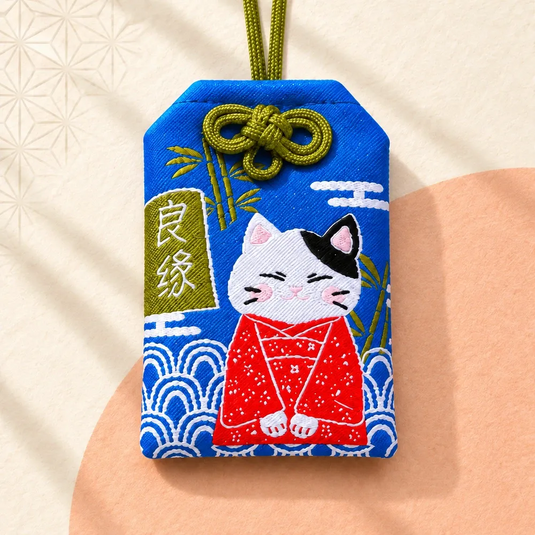 Omamori japonais Ryōen bleu pour l’amour avec chat en kimono rouge