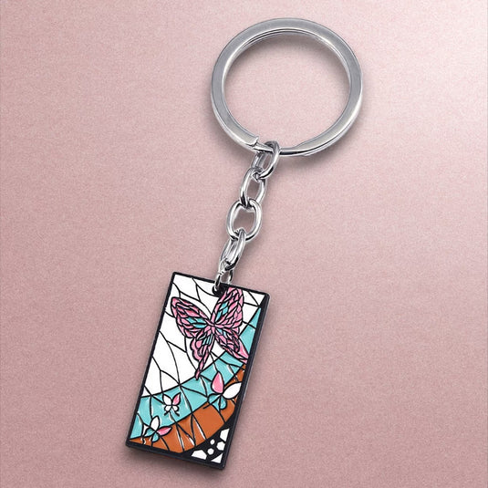 Porte-clés Coloré Shinobu - Arborez les couleurs vibrantes de Shinobu avec ce porte-clés métallique, un hommage à un personnage emblématique de Demon Slayer.
