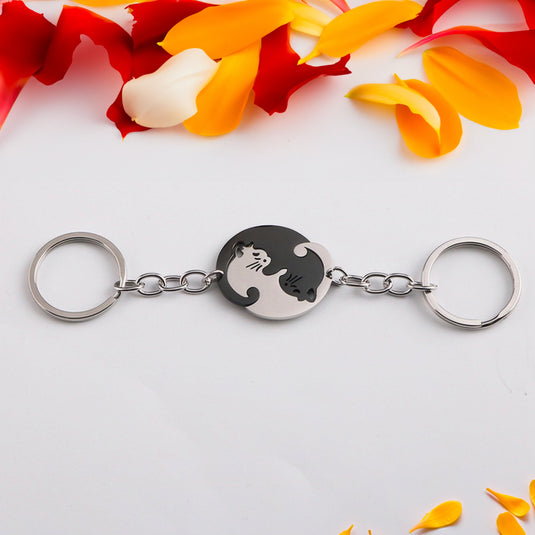 Porte-clé Chat Neko Yin & Yang - L'union subtile de la dualité dans un accessoire élégant et significatif