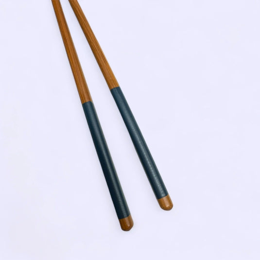 Paire de baguettes japonaises en bambou avec manche bleu minimaliste