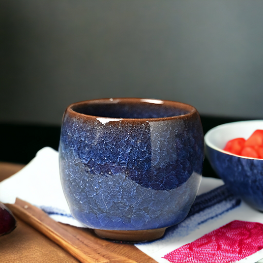 Tasse à thé japonaise en céramique bleue au motif subtilement craquelé - Tout l'univers du Japon chez Japonify