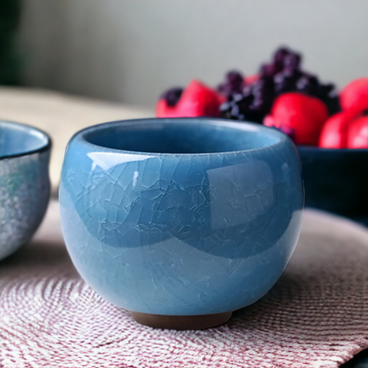 Tasse à thé japonaise en céramique bleue au motif subtilement craquelé - Tout l'univers du Japon chez Japonify