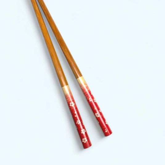 Paire de baguettes japonaises en bambou rouge Aka avec motifs de fleurs de Sakura