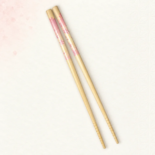 Paire de baguettes japonaises Sakurairo en bambou clair, décorées de fleurs de cerisier roses.