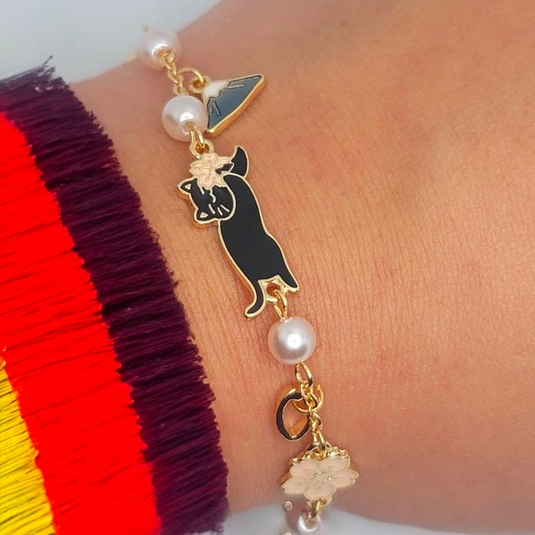 Bracelet "Neko Fujisan" - Un bijou envoûtant avec le charme du chat neko devant le majestueux Mont Fuji