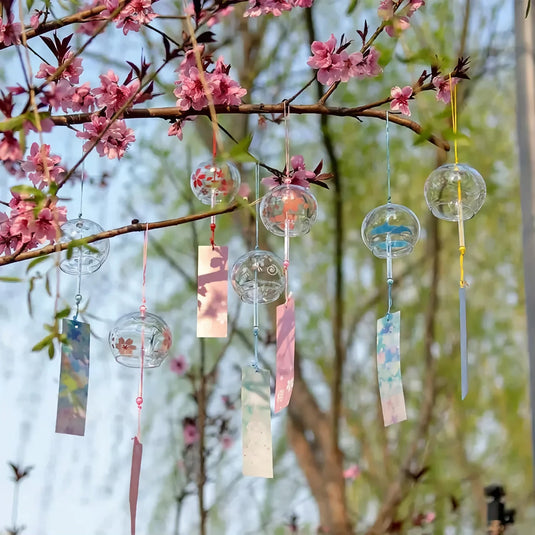 Cloche à Vent Sakura - Laissez le doux tintement de cette cloche à vent évoquer une atmosphère sereine et zen, agrémentée de motifs floraux de sakura