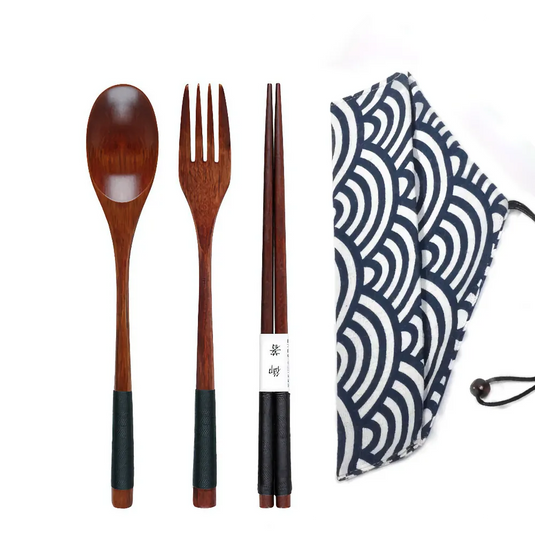 Accessoire bento : baguettes et couverts en bois naturel pour repas au bureau