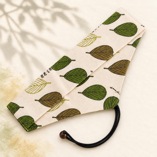Étui à baguettes en coton et lin écru à motif de feuilles vertes et marron Aki.