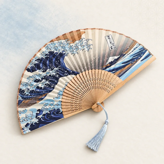 Éventail japonais ouvert, avec la Grande Vague de Kanagawa d’Hokusai et un pompon bleu clair.