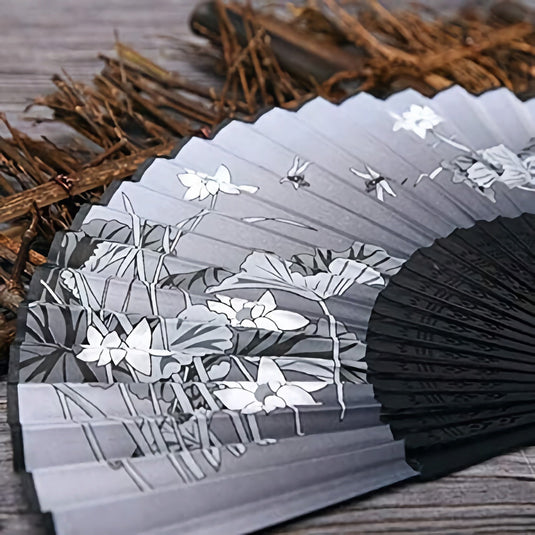 Éventail Japonais Noir avec Fleurs - Ajoutez une touche d'élégance asiatique à votre style avec cet éventail japonais noir orné de délicates fleurs, évoquant la beauté et la tradition du Japon