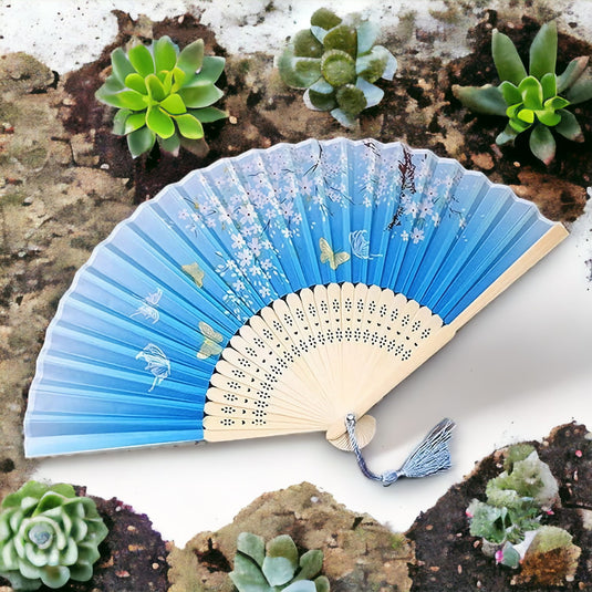 Éventail japonais bleu ouvert avec motif traditionnel de papillons Chōchō