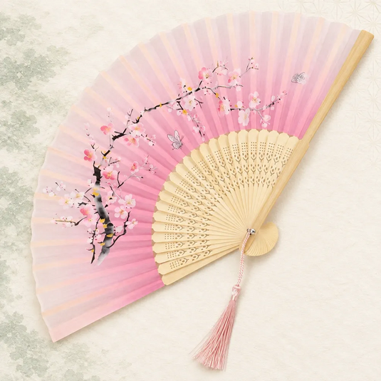 Éventail japonais Sakura rose ouvert, avec fleurs de cerisier, papillons et monture en bambou clair.