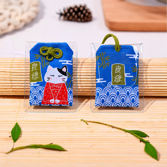 Omamori japonais bleu à motif Maneki-neko, vue de face
