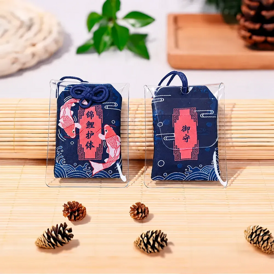 Omamori japonais rouge pour la santé et la vitalité, vue de face