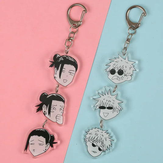 Porte-clés manga Gojo accroché à la fermeture d'un sac à dos