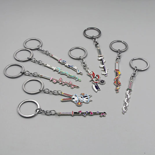 Porte-clés épée manga Demon Slayer accroché à un sac