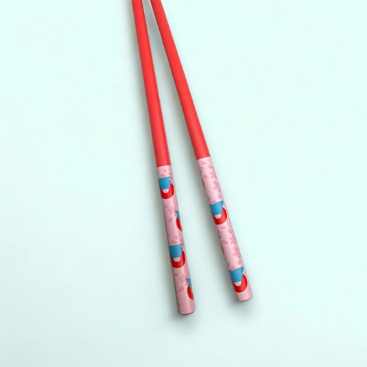 Paire de baguettes japonaises en bambou avec manche rouge et motif du Mont Fuji